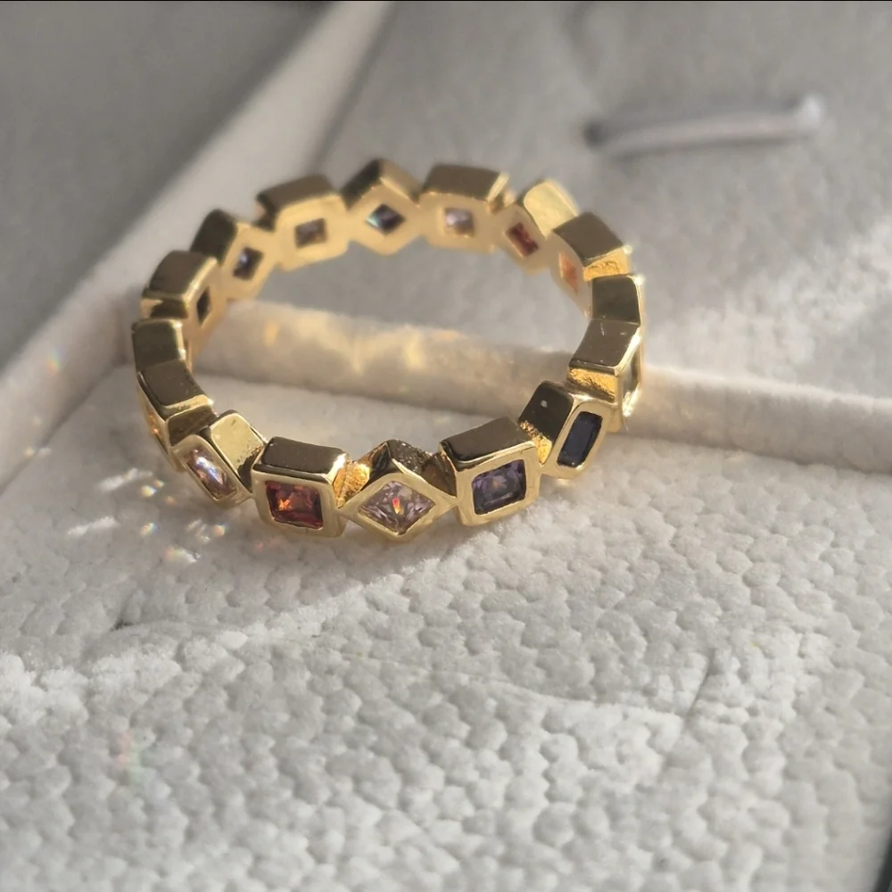 Elegant Gold Ring Size 7 - Picture 3 of 5